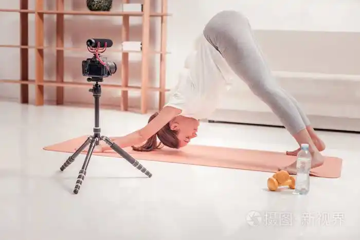 受过训练的女士在地板上做运动