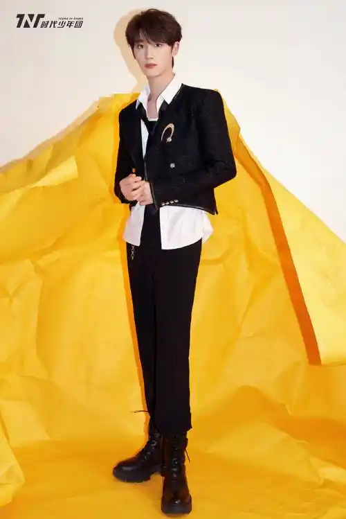 时代少年团黑西装白衬衫造型