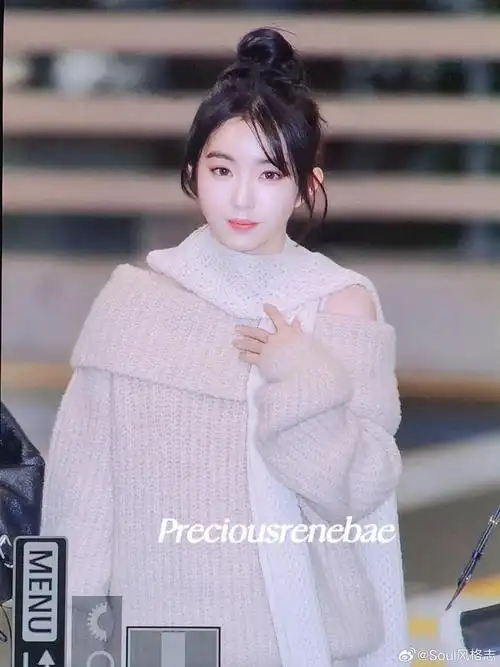 irene裴珠泫今日机场穿搭着米白色针织套装的冬日温柔女郎