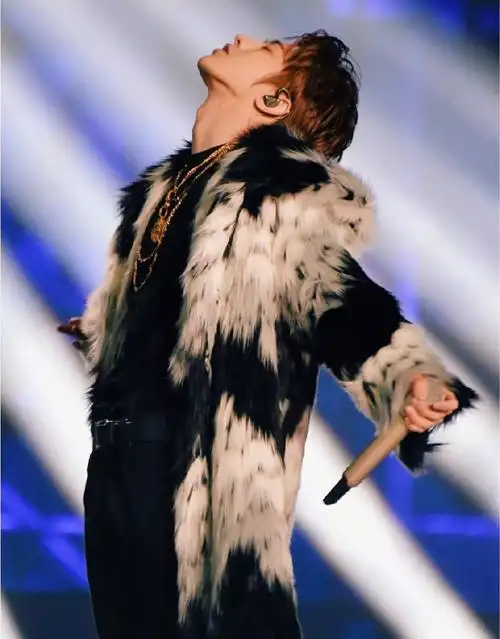 仰头喉结鲨,是你心中的完美视角嘛|喉结|视角|蔡徐坤_新浪新闻