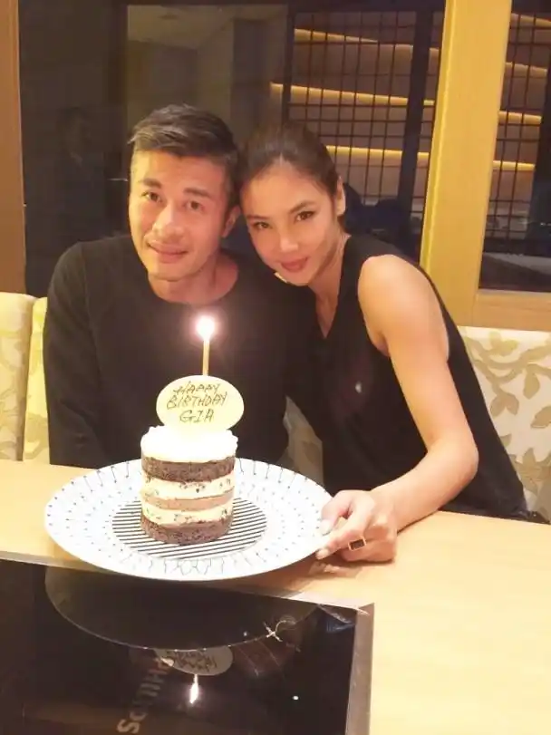 组图:乐基儿曝近照身材壮硕肉感足 与老公倚肩合照画面超甜