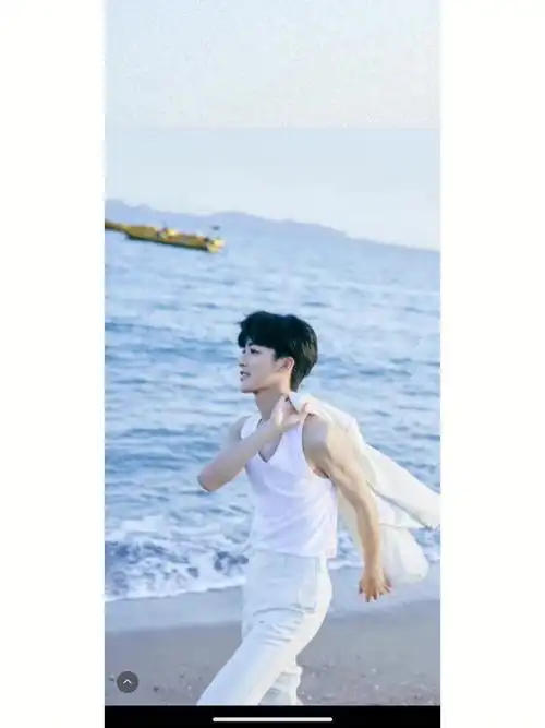 这肌肉线条可以哦 跟琛哥有得比呢7315#r1se  #何洛洛  #姚琛