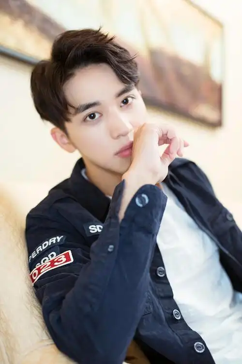 许魏洲 新闻 许魏洲: 眼神里散发着炙热的少年 带