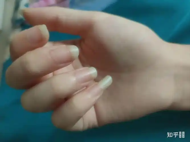 女生会留很长很长的指甲初衷是什么
