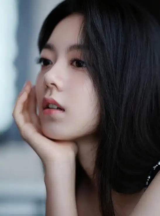 赵今麦纯黑造型化身冷面御女穿运动背心展现腰肢