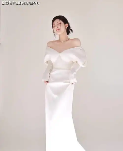 赵露思的身材还挺好一袭白色拖尾裙纯洁无瑕银色项链很有气场