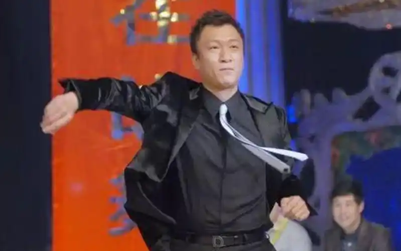 孙红雷跳舞合集,一段拿手的霹雳舞令观众尖叫不断,简直帅爆了_哔哩