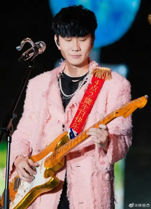 祝@林俊杰生日快乐    过去的20年里,你谱写了无数动人乐章,在舞台上