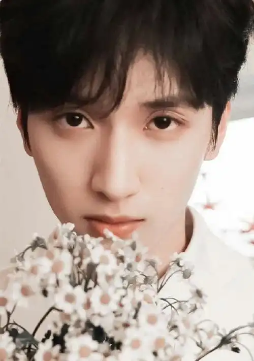 捧花的小熊长大了98#严浩翔湖南卫视春晚##时代少年团有点甜