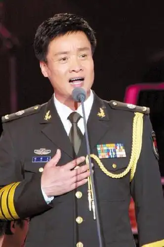 61岁阎维文近照曝光,苍老不少头发都白了,戴上墨镜很霸气