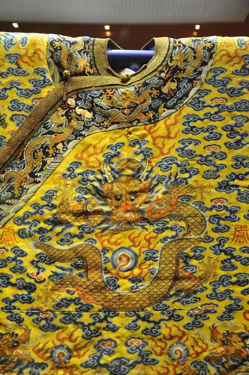 开封博物馆,细节惊艳至极的清代皇帝龙袍.