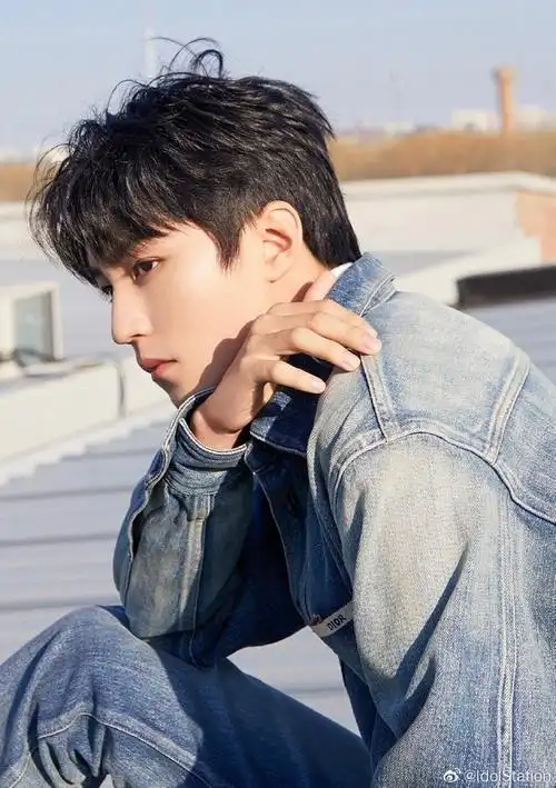 王俊凯屋顶大片