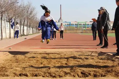 跳远比赛也开始了,跳远运动员~一次次腾空,超越的,不仅是距离,还有