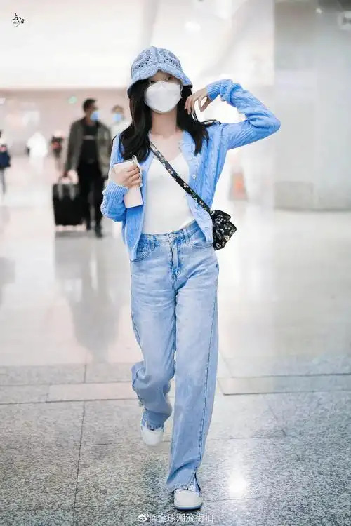 吴宣仪最新街拍私服更新蓝色针织开衫搭配直筒牛仔裤
