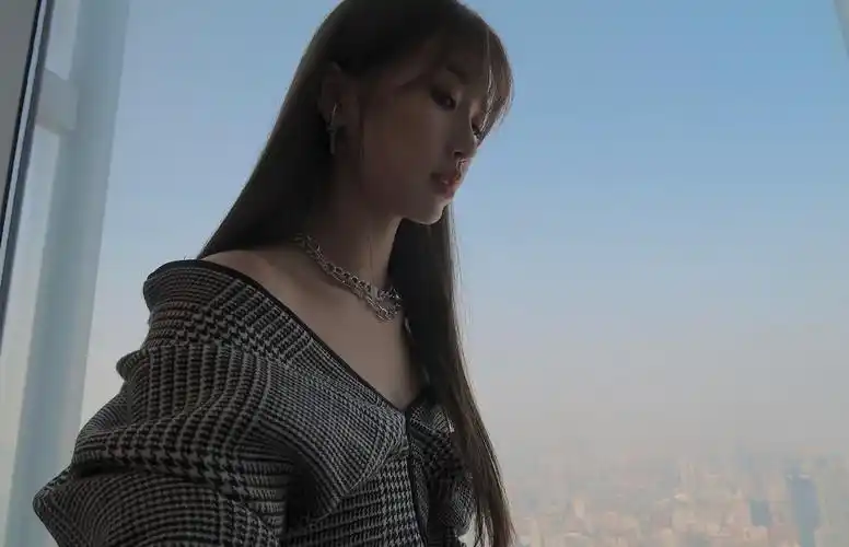 > the9虞书欣露肩外套性感写真(5/6)