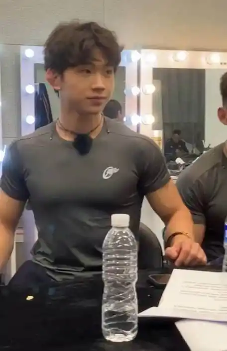 让我第一次知道胸肌是分形状的吴润华的方形胸肌和陈治州的圆形胸肌真