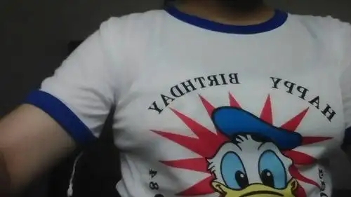 哥哥姐姐们,请问14岁的女孩的两个乳房为什么向两边长,什么原因?