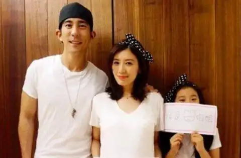 第一对贾静雯和修杰楷的身高相差25厘米.