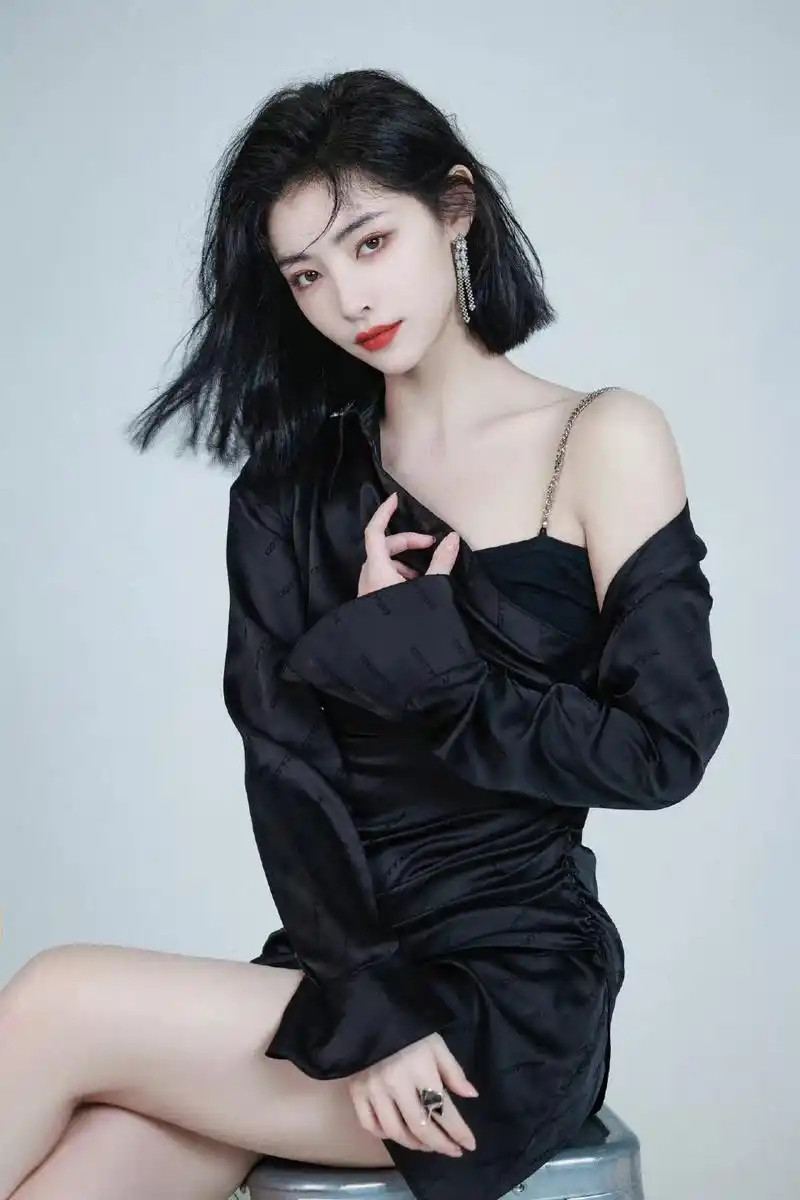 许佳琪黑色魅力齐肩短发明眸红唇一身黑色吊带裙装
