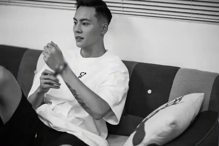 陈伟霆酷帅侧颜黑白写真图片56