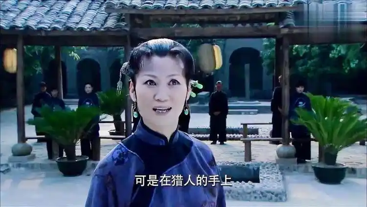 围屋里的桃花:丈夫刚去世,夏禾被送清洁堂,还被绑在耻辱柱上