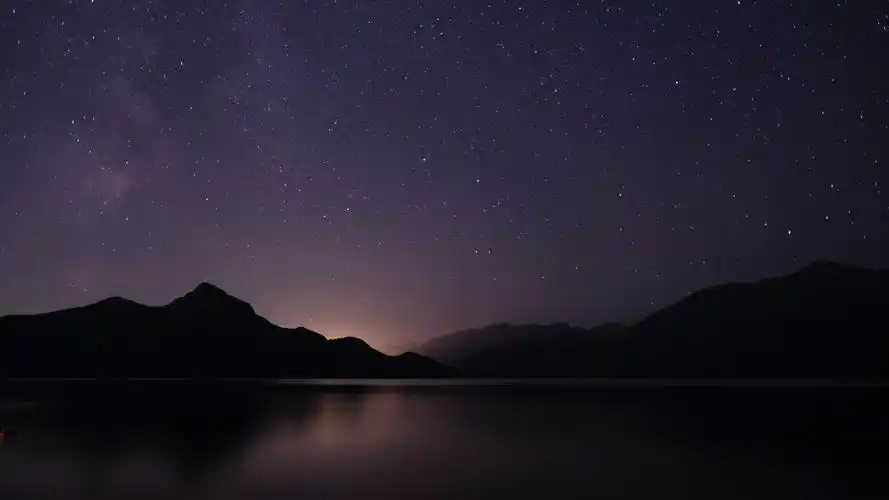 紫色的湖光傍晚