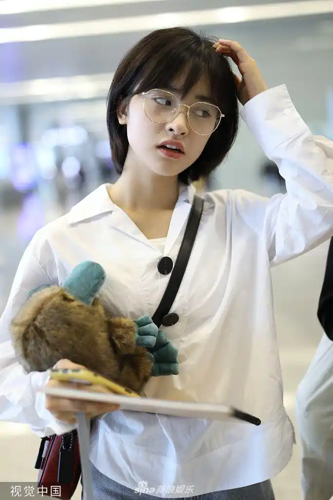 沈月短发戴眼镜展清纯初恋颜抱毛绒玩偶挠头表情呆萌