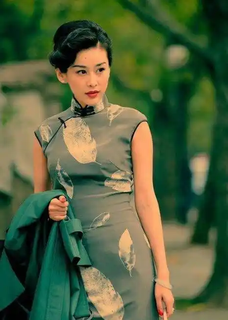 她是靳东的绯闻女友,和刘亦菲是同学,曾经美丽却整容变尖酸刻薄_周扬