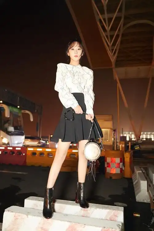 然而,杨紫非常重视个人时尚形象的维护,她要么使用强大的修图工具,要