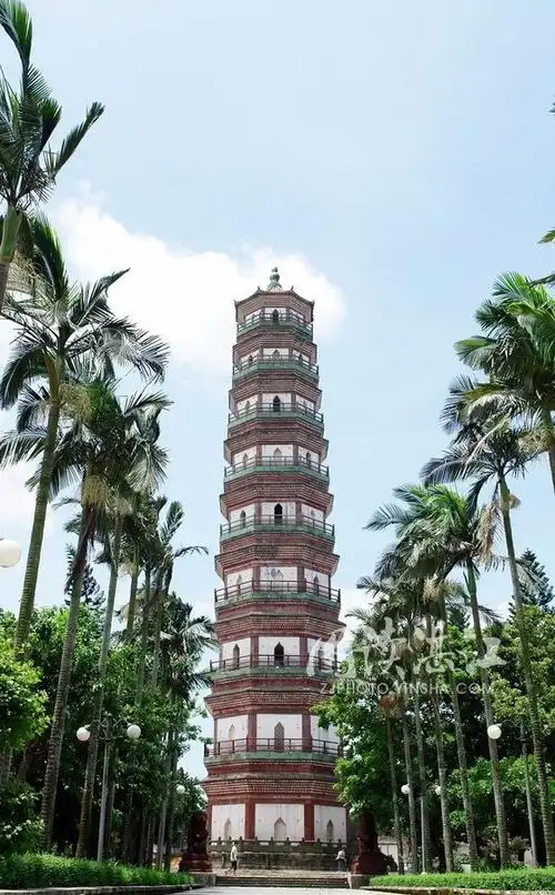 雷州胜迹,建于明万历年间,挖塔基时得蛇蛋三只,认为是"三元