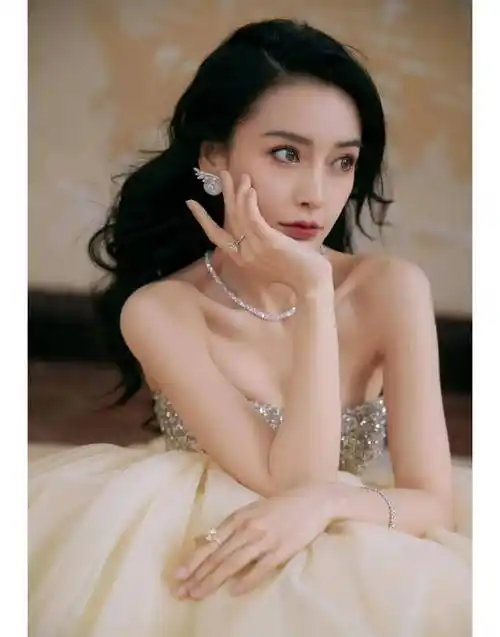 angelababy单手拿起大裙子的那一刻非常美丽,时尚迷人