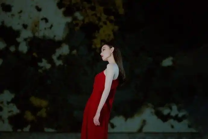 倪妮邪魅妖娆美女露肩香艳红裙撩人气场火辣优雅美女图片