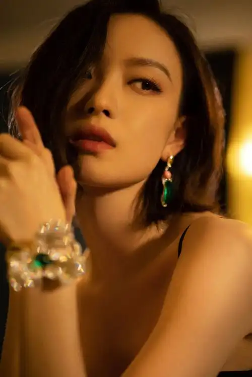 倪妮暗夜氛围感大片