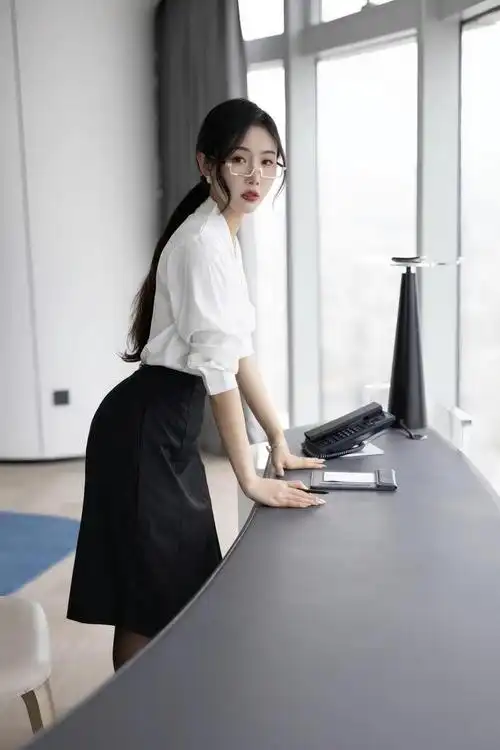 简约风尚款这款眼镜以简约的设计和精致的工艺,展现出职场女性的干练