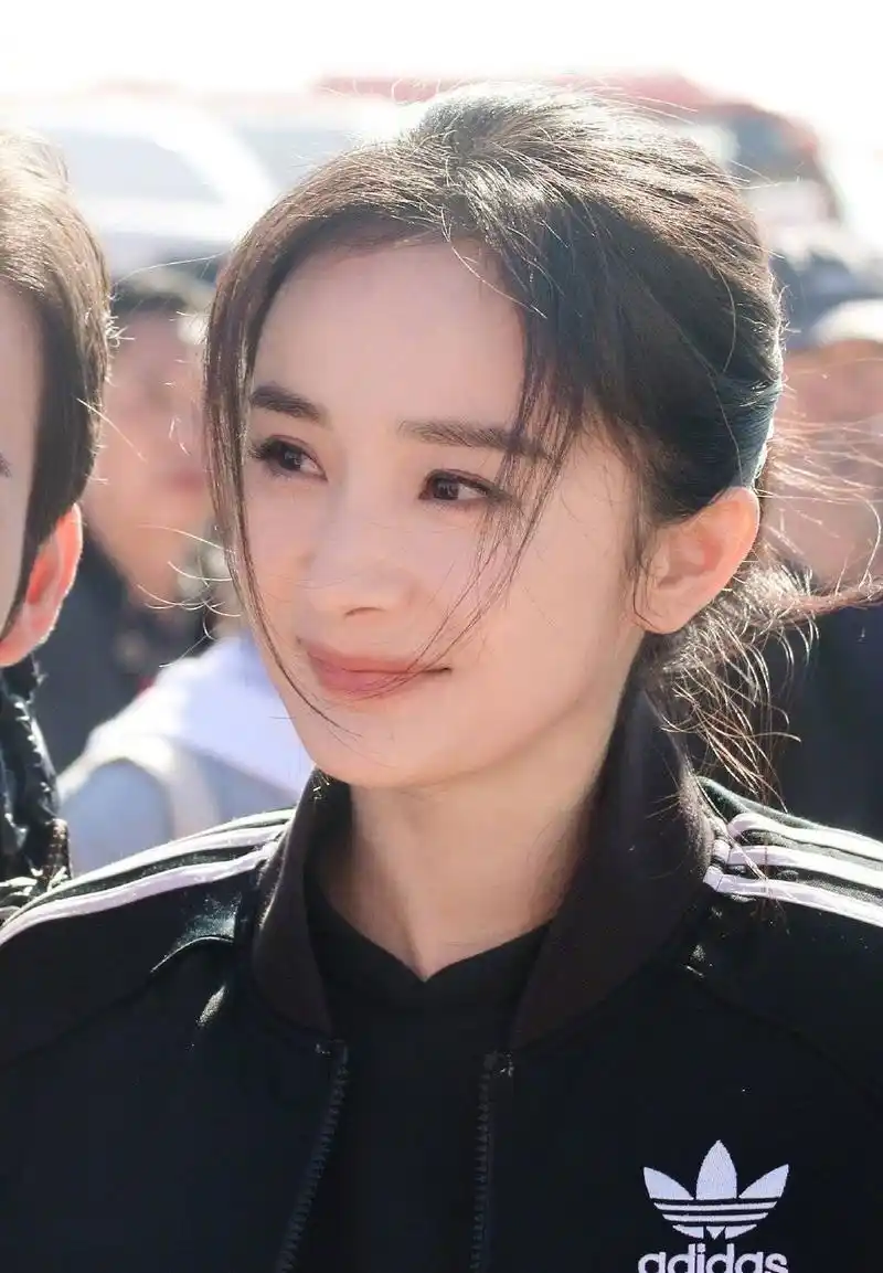 女明星生图大比拼!杨幂元气热巴美艳,而她的腿未免太长了吧