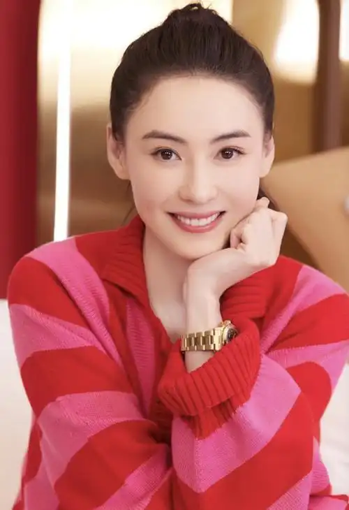 小林青霞晒温馨母子三人合照,14岁谢振轩留长卷发,侧脸神似谢霆锋