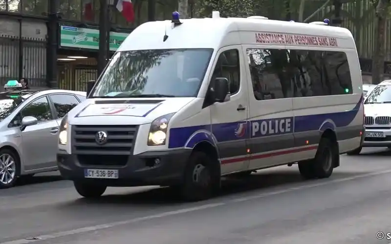 法国巴黎圣母院大火法国巴黎紧急服务部门与相关国家单位车辆紧急赶往