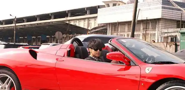 罗志祥反对女友穿太性感豪车里装的全是狗粮