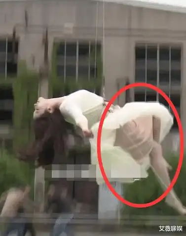刘亦菲穿裙子吊威亚,下降时裙摆被吹起来,露出的东西女生一看便知