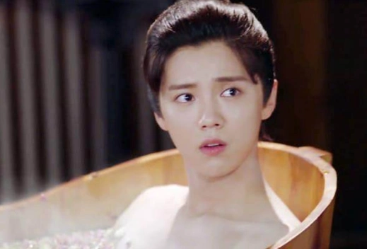 鹿晗,在《择天记》中有洗澡这一幕,当时鹿晗出浴的剧照刚出来的时候