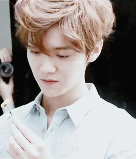 鹿晗真的是个爱笑的大男孩,欣赏一波鹿晗这富有感染力的笑容吧!