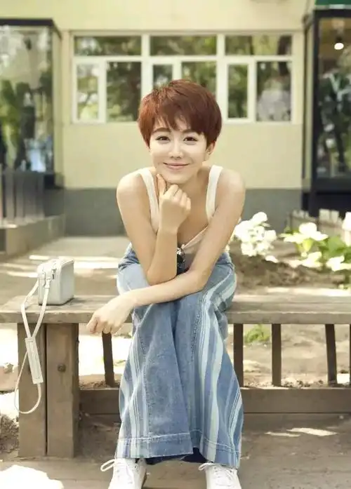 说起姜妍,她被汪苏泷不止一次当众表白,被刘宪华当众索吻,李治廷说"她