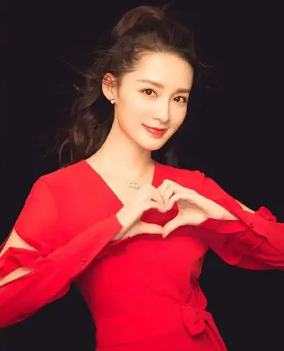 李沁从不让人失望,化身火焰精灵秀女神气场,微笑比心魅力十足