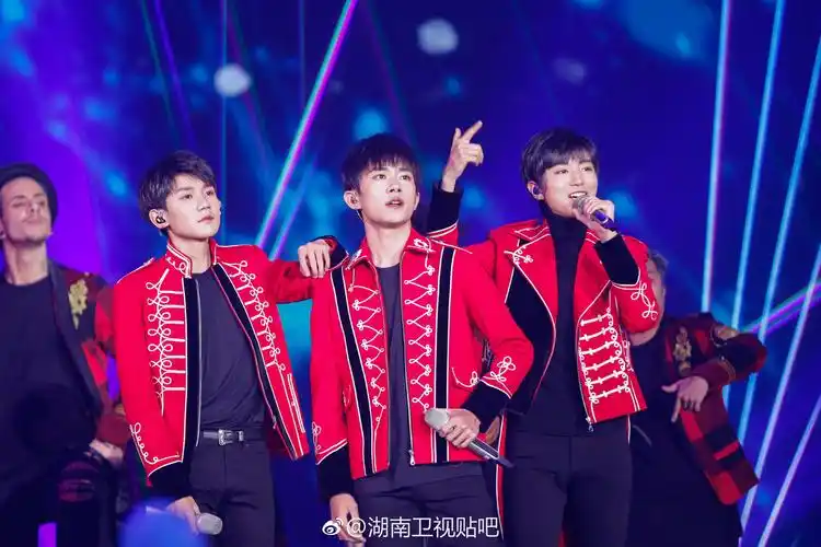 [tfboys][分享]171130 美贴放出独家跨年存货 红红火火的帅气三兄弟