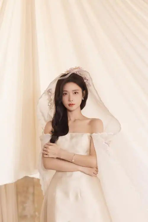 陈意涵estelle超话91#ss2024北京时装周#于繁花中降临,万种瑰丽开遍