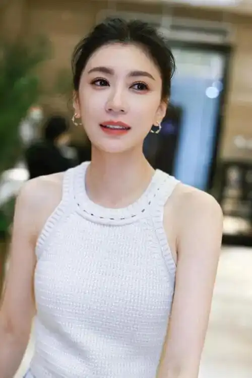 乘风破浪2023贾静雯同款白色针织背心修身显瘦冰丝吊带上衣 - 17网