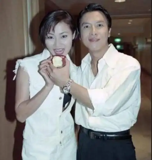 万绮雯的撒娇,耍小脾气,女孩子希望被宠溺的性格在甄子丹眼中都成了