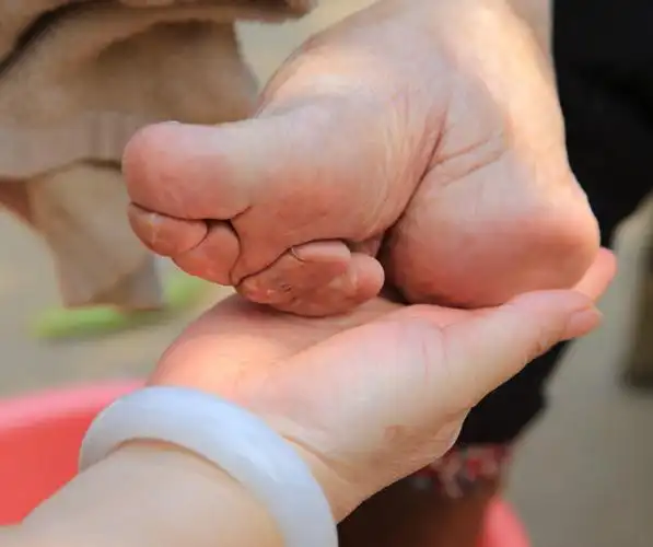 晋南奶奶6岁缠脚长成三寸金莲今年100岁看她生活是个啥样子