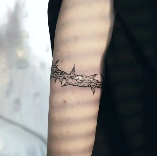 看似荆棘坎坷却有着不一样的味道#杭州纹身#荆棘纹身#臂环纹身#原创