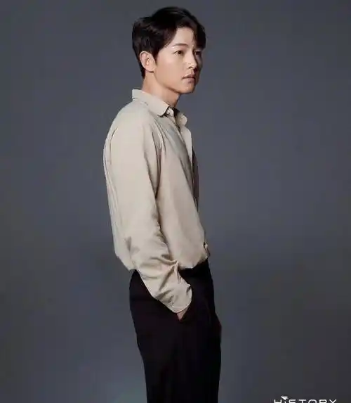 原创35岁宋仲基近照轮廓清晰颜值回春好帅气状态不输前妻宋慧乔